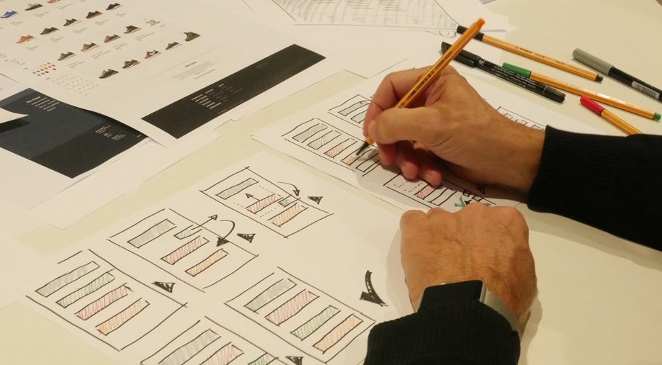 Hände zeichnen User Interfaces auf Papier