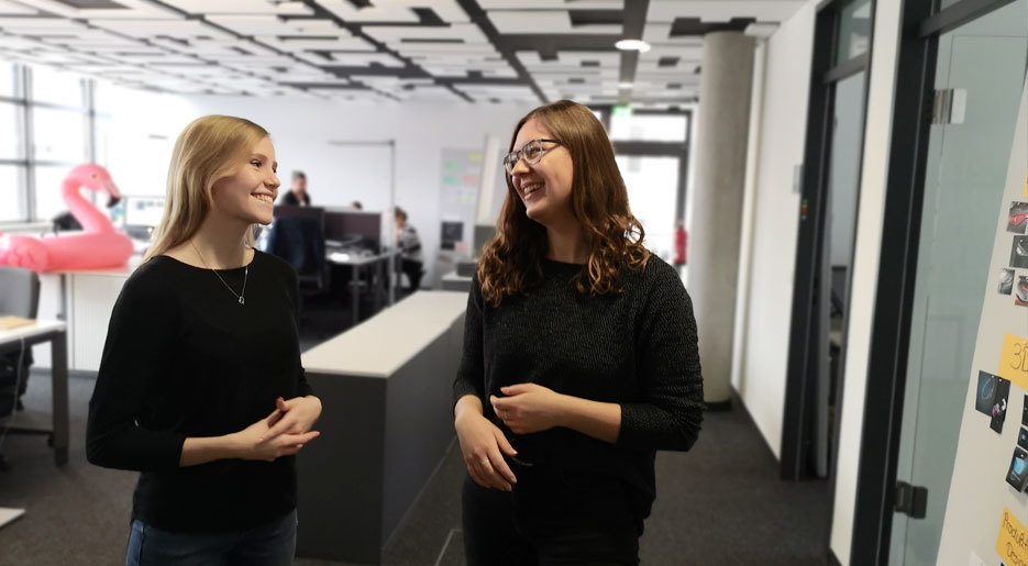 Praktikantinnen Verena und Selena