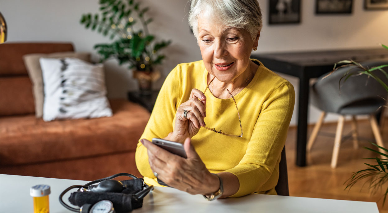 Seniorin nutzt Barrierefreie App