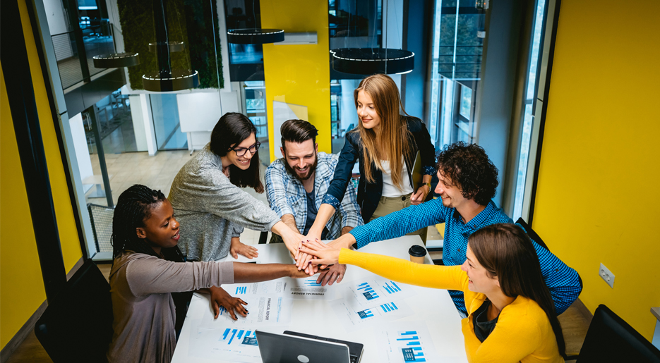 Team, das gemeinsam Silos für bessere UX überwindet.