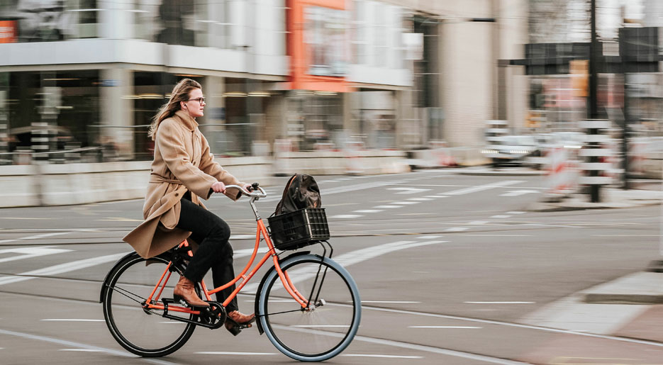 Fahrradfahrerin auf der Straße