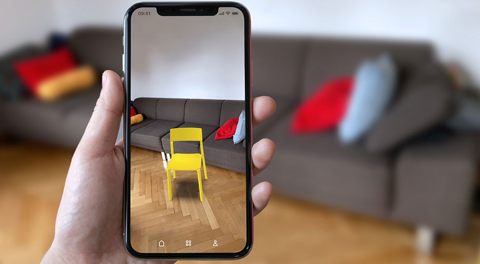 Hand hält Handy mit einer Augmented Reality App