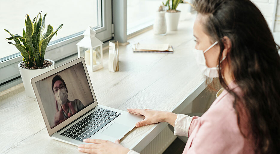 Online Meeting mit Maske