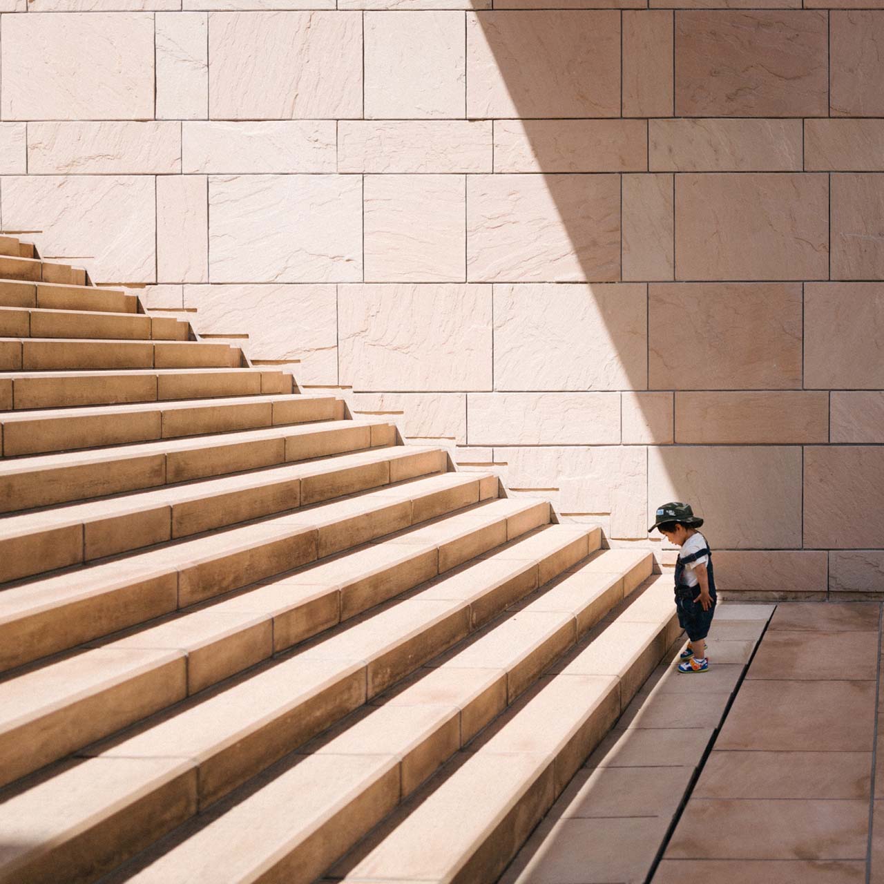 Services_UX Enablement-01_1280 UX-Reife erreichen: Kleines Kind vor großer Treppe