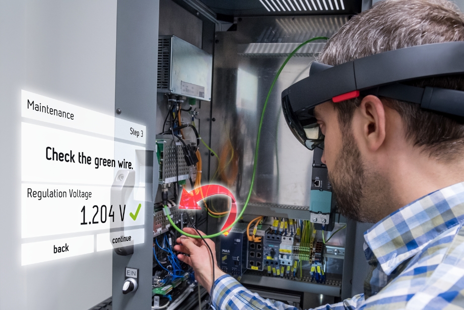Mitarbeiter wartet ein System mittels VR-Einblendung