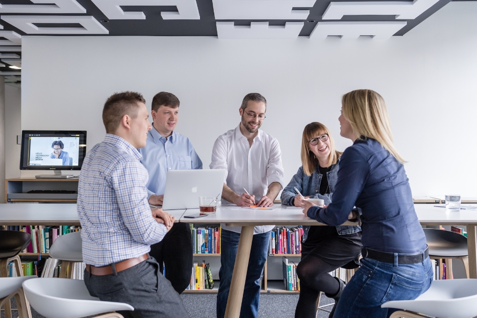 Mitarbeiter:innen unterhalten sich.